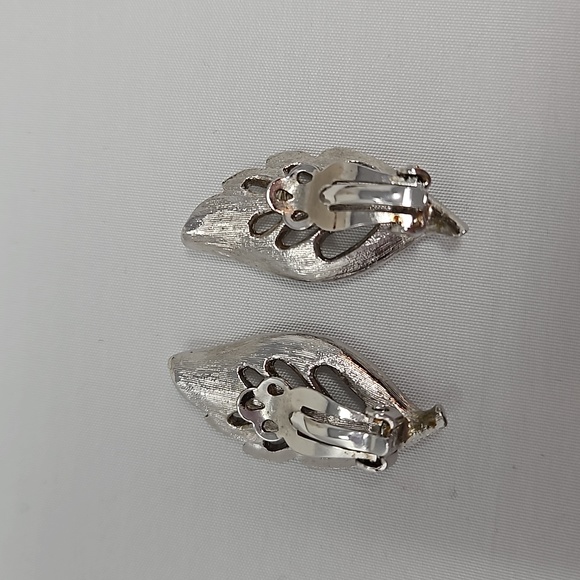 Vintage Silver Tone Leaf Earrings Clip Textured - Picture 3 of 8